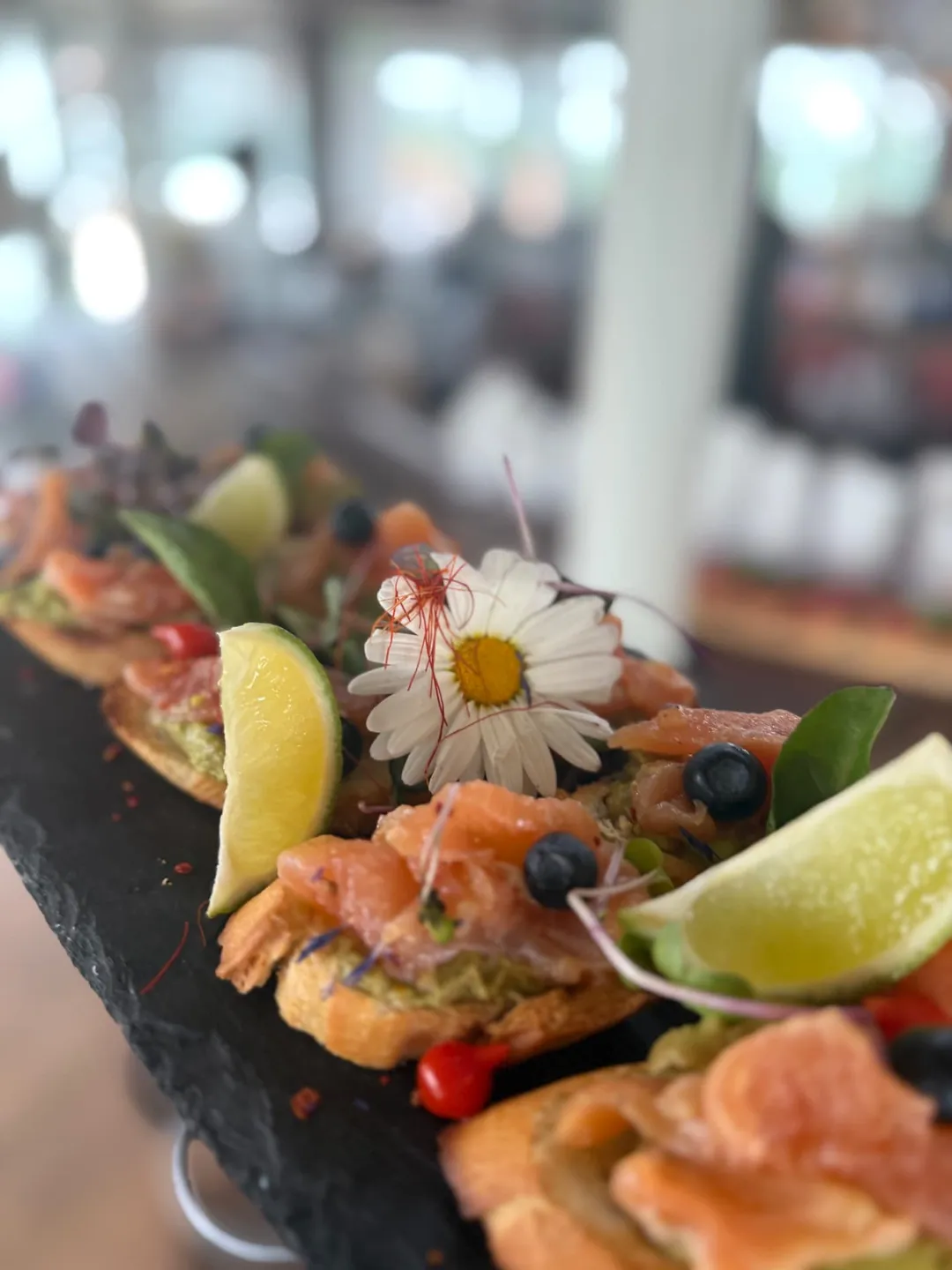 Apéro-Häppchen mit Lachs, Limette und Gänseblümchen im Rooftop Aarau