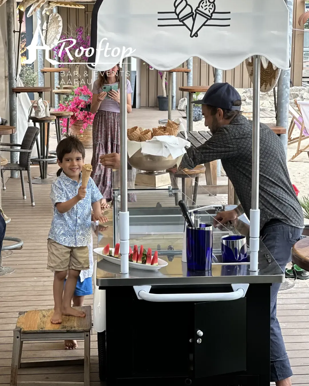 Eiswagen mit Waffeln und Wassermelone bei einem Familienevent im Rooftop Aarau