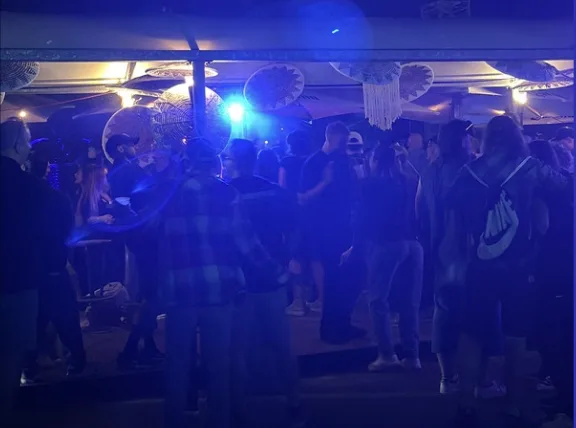 Feiernde Gäste bei einem Daydance auf der Rooftop Aarau Dachterrasse