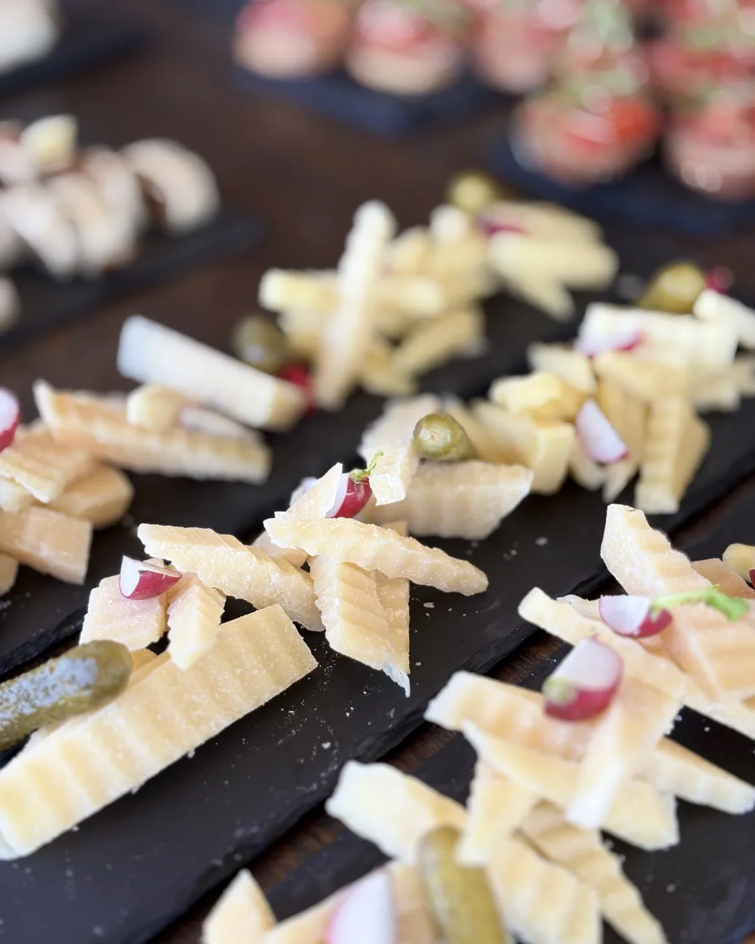 Hobelkäse-Apéroplatte mit Radieschen und Cornichons